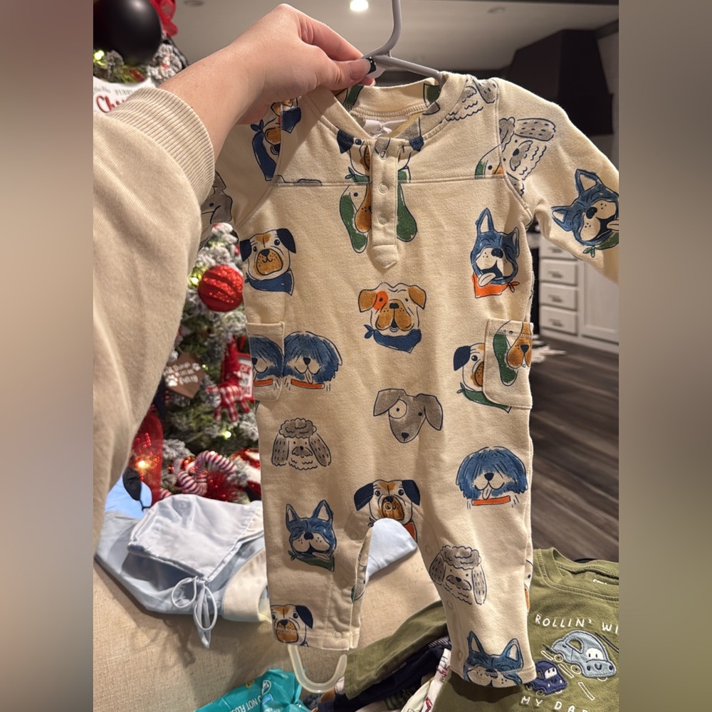 Very thick cozy material, LOVED the dogs !;)))